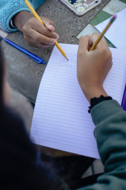 裁剪与朋友一起做作业的小女孩 · 免费素材图片