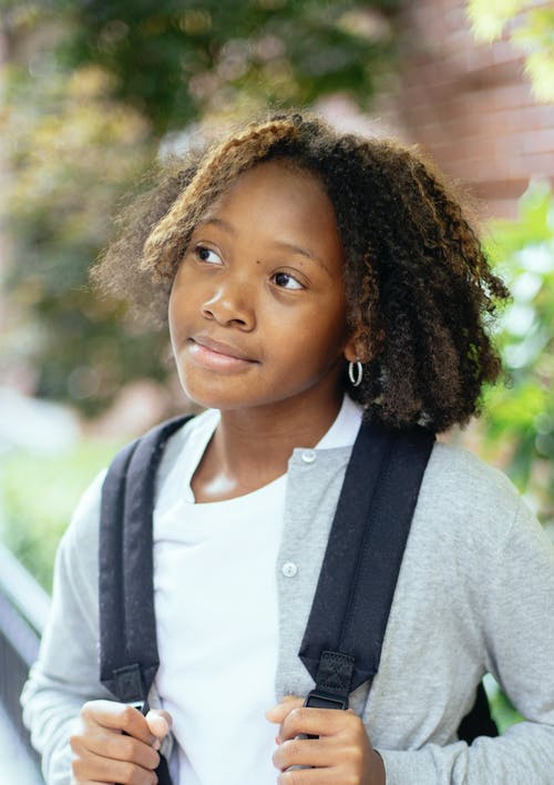 梦幻般的黑人女学生在城市街道上的背囊 · 免费素材图片