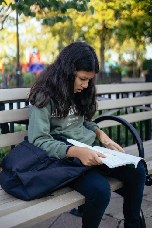 西班牙裔儿童与长凳上的书 · 免费素材图片