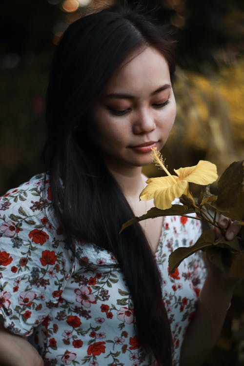 有关亚洲美女, 垂直拍摄, 户外摄影的免费素材图片