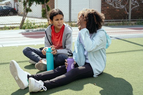 多种族的孩子在一起健身休息 · 免费素材图片