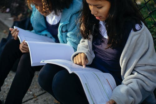 作物集中在公园里读书的女学生 · 免费素材图片