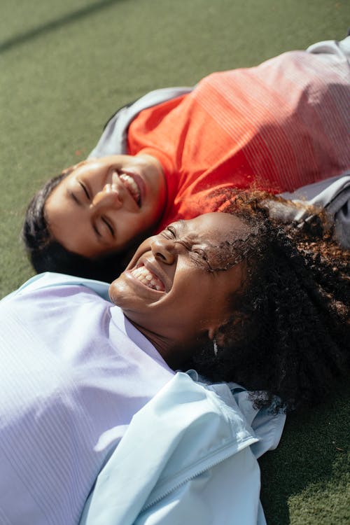 快乐的多民族女孩在草坪上笑 · 免费素材图片