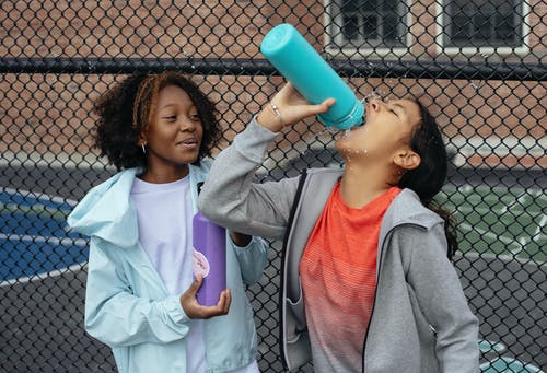 累了多样的女学生饮用水 · 免费素材图片