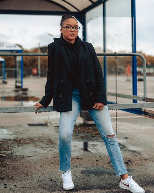 有关坐, 垂直拍摄, 夹克的免费素材图片