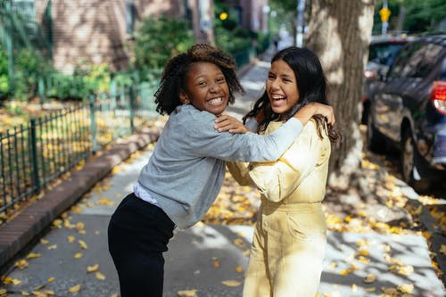 开朗高兴的多种族女孩微笑着笑着玩 · 免费素材图片