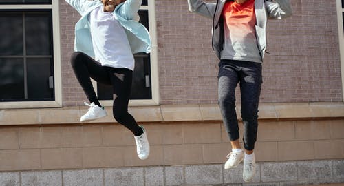 快乐的同学在学校的后院跳 · 免费素材图片