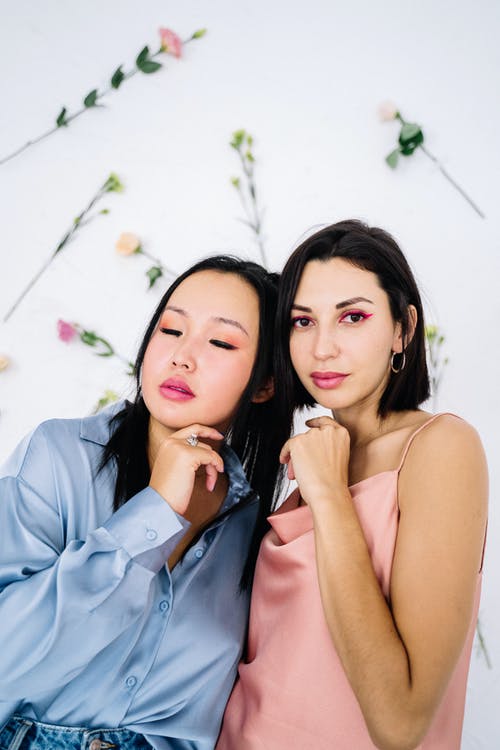 蓝色无袖衬衫的女人 · 免费素材图片