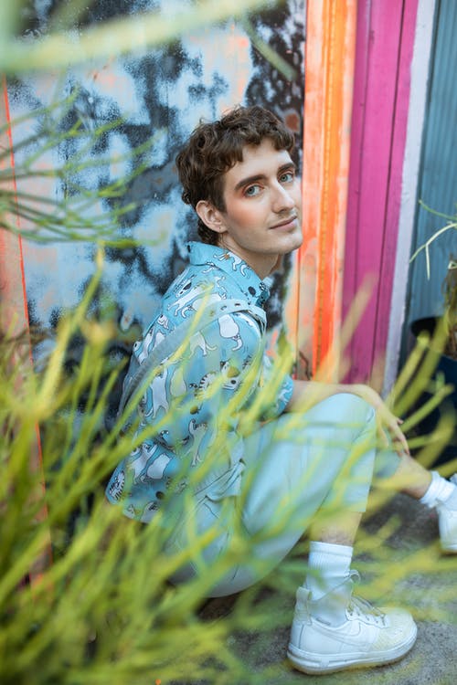 黄色和蓝色的花卉长袖衬衫，坐在绿草上的女孩 · 免费素材图片