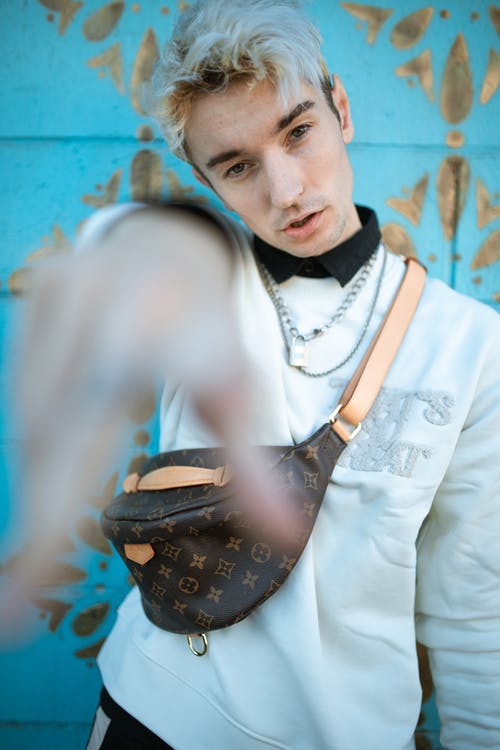 拿着黑帽子的白色礼服衬衣的人 · 免费素材图片