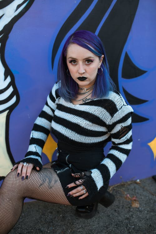 黑色和白色的条纹的长袖衬衫，坐在棕色岩石上的女人 · 免费素材图片