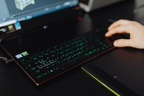 有关在桌子上, 特写镜头, 电子小工具的免费素材图片