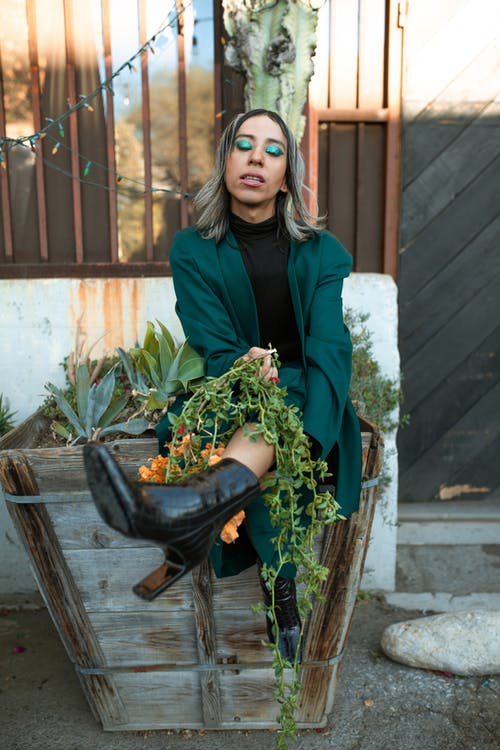 拿着西装的花束黑西装外套的女人 · 免费素材图片