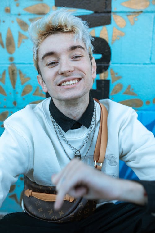 白色礼服衬衣微笑的人 · 免费素材图片