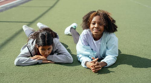 不同的女学生在体育场训练后休息 · 免费素材图片