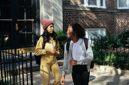 性格开朗的多样的女孩谈街 · 免费素材图片