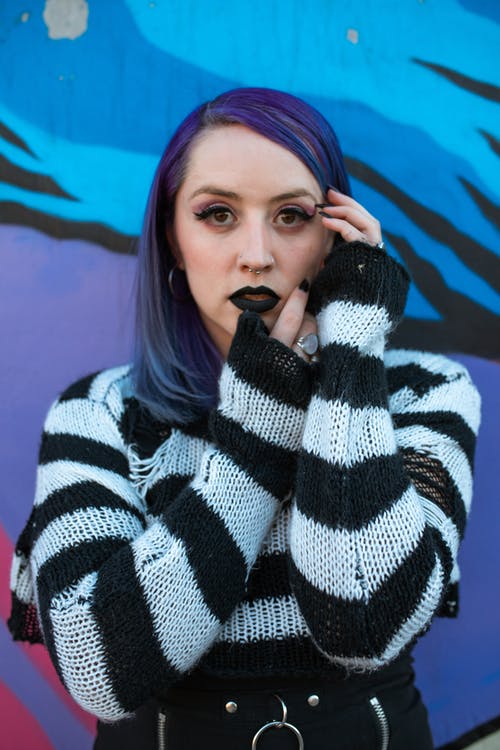 黑色和白色条纹毛衣的女人 · 免费素材图片