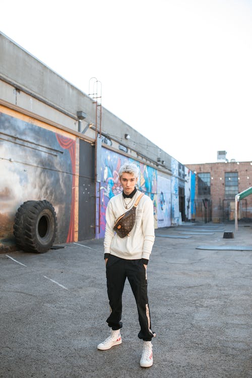 白色长袖衬衫和黑色的裤子，站在人行道上的女人 · 免费素材图片