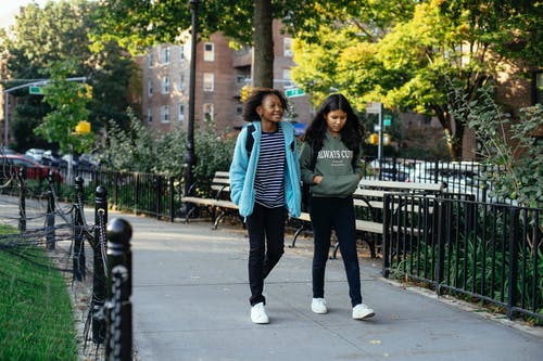 微笑在公园散步的多样女友 · 免费素材图片