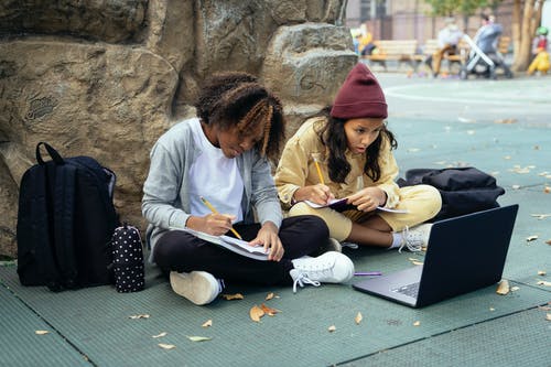 集中多样化的女学生做作业 · 免费素材图片