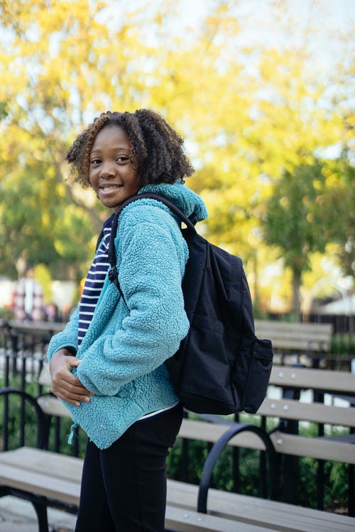 快乐的非洲裔美国女学生在公园 · 免费素材图片