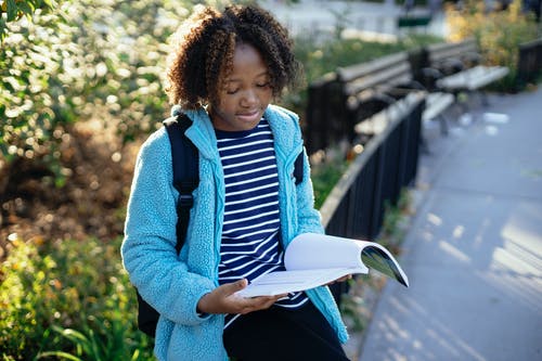 黑人女学生在城市公园学习笔记本 · 免费素材图片