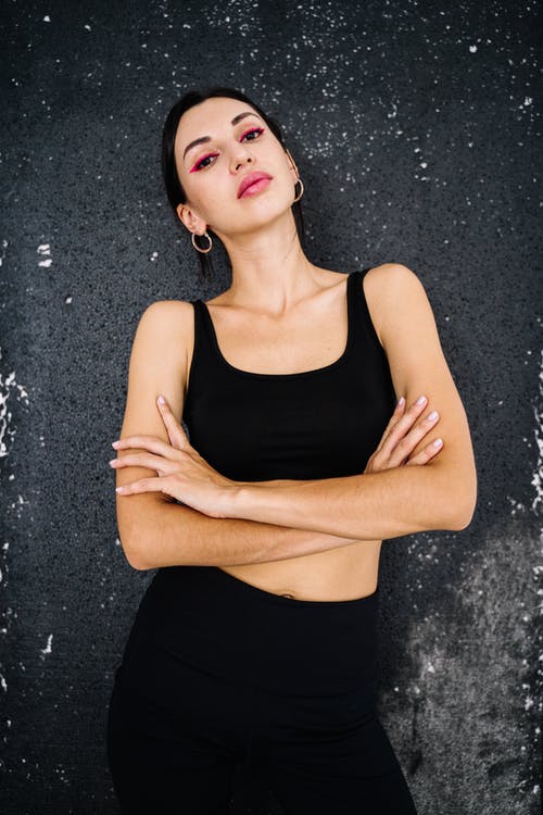 黑色背心和黑色裙的女人 · 免费素材图片