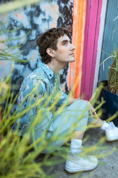 黄色和蓝色的花长袖衬衫，坐在白色的塑料椅子上的女人 · 免费素材图片