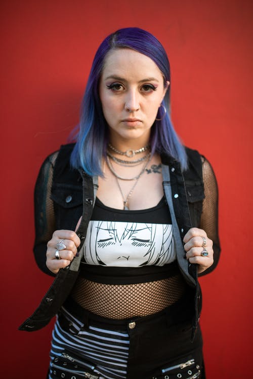 黑色皮夹克的女人 · 免费素材图片