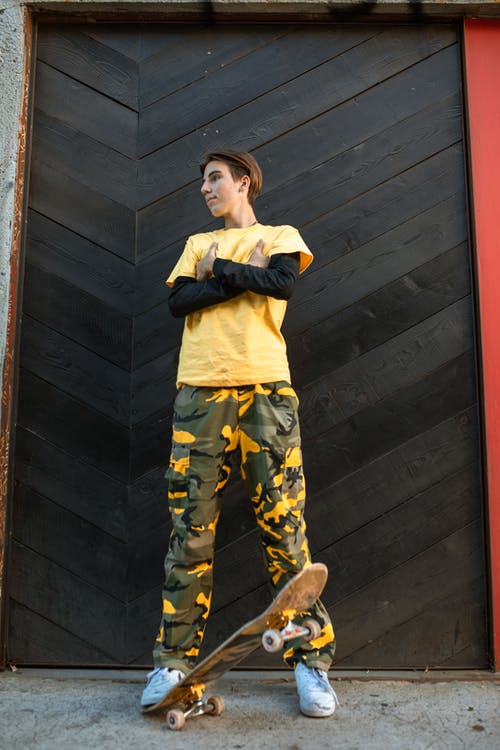 黑色长袖衬衫和黄色的裤子，站在黑色的木制楼梯上的男孩 · 免费素材图片