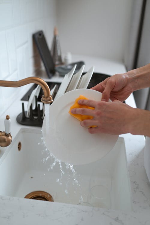 人洗白色陶瓷水槽 · 免费素材图片