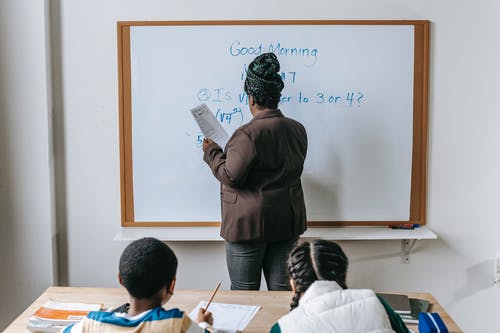 在教室的白板上写的黑人不露面老师 · 免费素材图片
