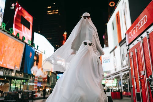 白色婚纱的女人在夜间行走在大街上 · 免费素材图片