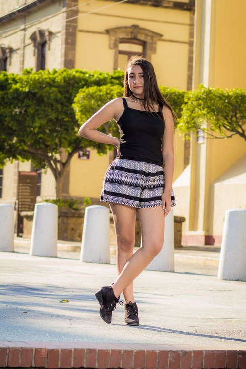 有关人行道, 休闲装, 双臂交叉的免费素材图片