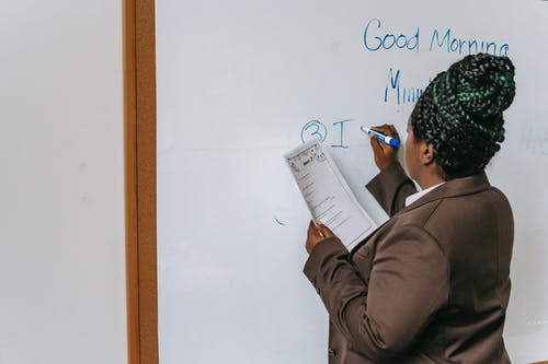 在白板上写的不露面黑人女老师 · 免费素材图片