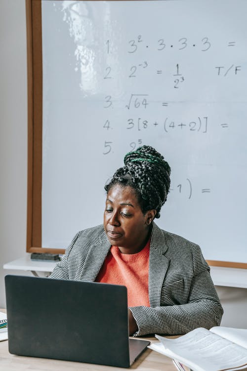 聪明的黑人老师在网上谈论数学 · 免费素材图片