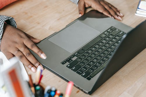 黑人妇女在桌上使用笔记本电脑 · 免费素材图片