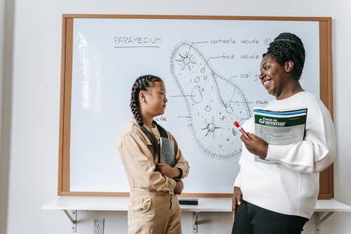 有女小学生的快乐的黑人妇女在教室 · 免费素材图片