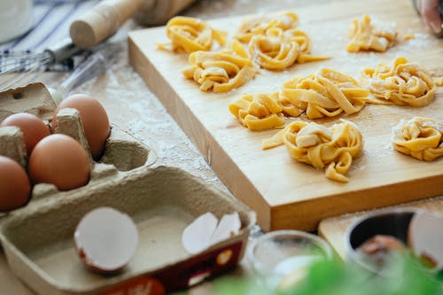 棕色木菜板上的黑面包 · 免费素材图片