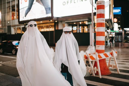 白色和红色条纹椅子上的白色纺织品 · 免费素材图片