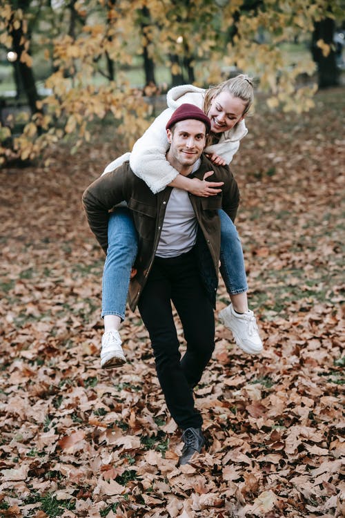 白色连帽衫的灰色夹克携带女孩的男人 · 免费素材图片