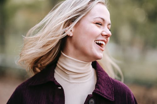 棕色羊毛衫微笑的女人 · 免费素材图片