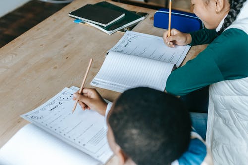 播种在办公桌旁工作的民族学生 · 免费素材图片