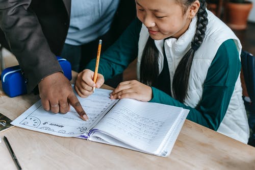 在上课时与老师一起播种民族女学生 · 免费素材图片