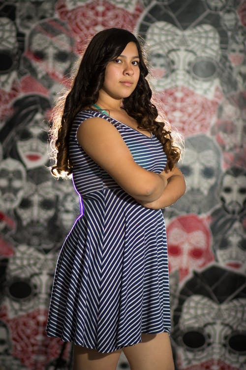 有关双臂交叉, 垂直拍摄, 女孩的免费素材图片