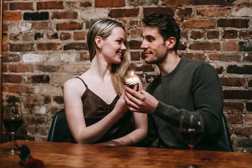 男人和女人抱着点燃的蜡烛 · 免费素材图片