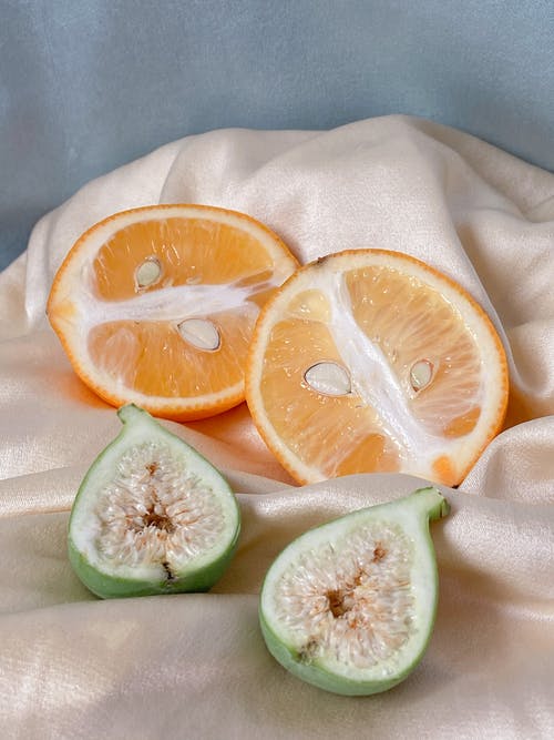 切碎的柑橘类水果成熟在织物上 · 免费素材图片
