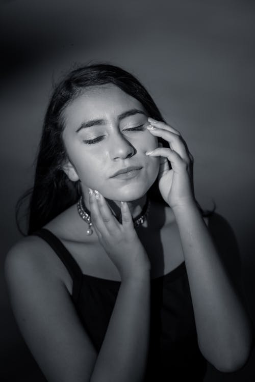 有关垂直拍摄, 女孩, 工作室拍摄的免费素材图片