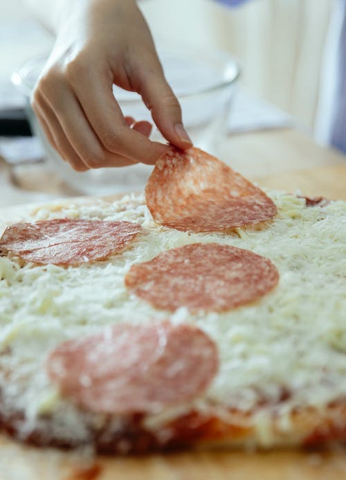人控股切片披萨 · 免费素材图片