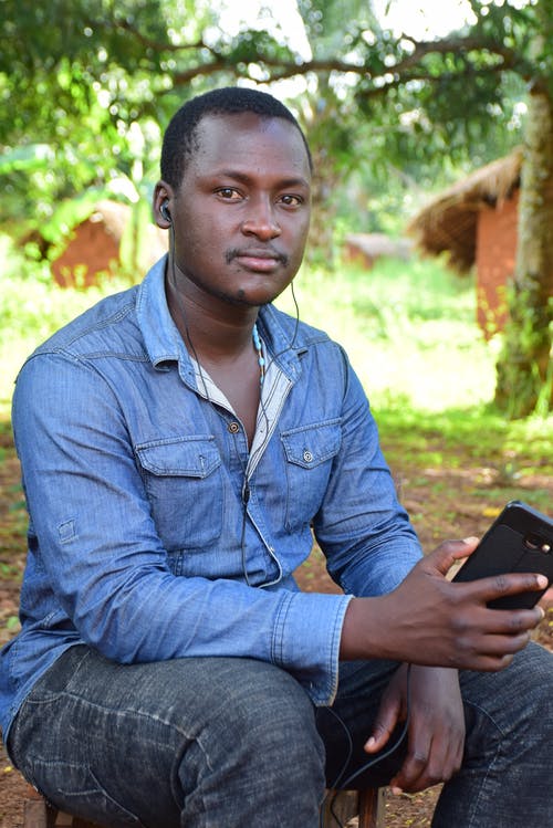 有关人, 听音乐, 坐的免费素材图片